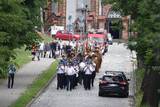 Przemarsz uczestników z kościoła do centrum kultury w Osieku.