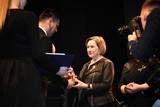 Teresa Jankowska odbiera statuetkę z rąk marszałka Małopolski.