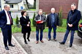 Uczestnicy uroczystości przekazania placu budowy drogi w Łowiczkach. 