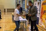 Starosta gratuluje jednemu z szachistów.