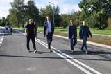 Włodarze Powiatu i Gminy Kęt podążają pieszo po nowym odcinku obwodnicy Kęt.