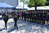 Szef małopolskich strażaków maszeruje przed strażakami OSP w Osieku.