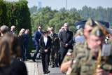 Uczestnicy uroczystości pogrzebowej w kondukcie.