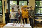 Na zdjęciu zwycięzcy powiatowego turnieju szachowego wraz z organizatorami i starostą.