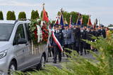 Kondukt żałobny zmierza w kierunku grobu.