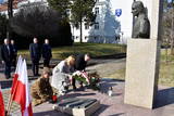 Liczne delegacje przed pomnikiem rotmistrza Pileckiego na terenie uczelni