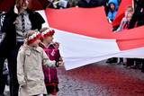 Parada patriotyczna przechodzi przez oświęcimski rynek