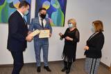 Wręczenie listu gratulacyjnego i czeku
