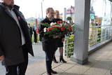 członek zarządu powiatu składa kwiaty w Osieku.