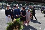 Hołd Zmarłej oddają pracownicy Muzeum Auschwitz.