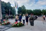 Delegacja składająca kwiaty 