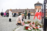 Kwiaty przed Tablicami Pamięci w Brzezince składa delegacja Muzeum Pamięci w Oświęcimiu.