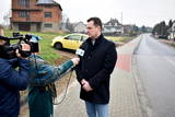 Na przebudowanej drodze powiatowej ul. Beskidzkiej w Witkowicach wywiadu udziela starosta Andrzej Skrzypiński.