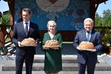 Starosta, burmistrz Chełmka i sołtyska Bobrka z bochnami chleba.