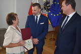 Starosta i wicestarosta wraz z przedstawicielką jednej ze spółek wodnych.