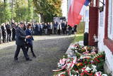Hołd pomordowanym składa jedna z delegacji.