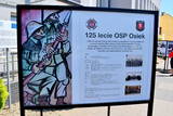 Wystawa jubileuszowa OSP w Osieku przez budynkiem urzędu gminy.