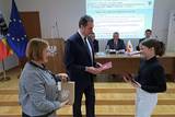 Uhonorowanie laureatek konkursu na sztandar Powiatu przez starostę i członkinię zarządu
