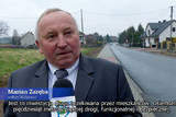 Na zdjęciu sołtys Witkowic na tle przebudowanego odcinka drogi.