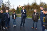 Na zdjęciu grupa włodarzy Powiatu i Gminy Oświęcim stojąca na odnowionym odcinku drogi powiatowej w Porębie Wielkiej.