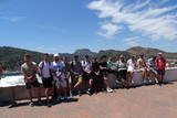 Grupa młodzieży z Kęt na tle wzgórz w Hiszpanii.