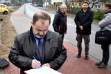 Protokół odbioru zadania podpisuje członek zarządu powiatu Jerzy Mieszczak.