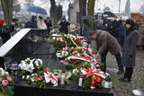 Składanie wieńców na płycie grobu upamiętniającego ofiary Marszu Śmierci.