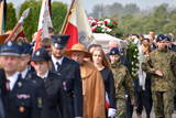 Kondukt żałobny zmierza w kierunku grobu.