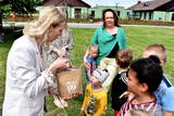 Naczelniczka wydziału promocji wręcza prezenty podopiecznym wioski dziecięcej w Rajsku.