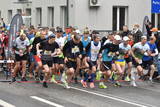 Start biegaczy w centrum Brzeszcz.
