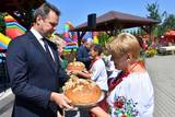 Starosta odbiera bochen chleb od pani z KGW.
