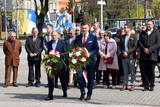 Delegacje składające kwiaty z okazji  Międzynarodowego Dnia Solidarności Ludzi Pracy