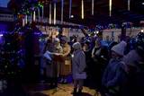 Grupa śpiewających na scenie osób