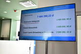 Na ekranie informacja o podmiotach, które sfinansowały budowę Centrum Diagnostycznego