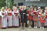Na uroczystościach dożynkowych w Grojcu przemawia członkini zarządu powiatu.