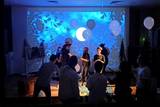 Występ grupy teatralnej na scenie Specjalnego Ośrodka Szkolno-Wychowawczego w Oświęcimiu.