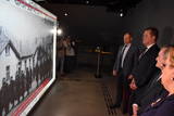 Minister kultury Piotr Gliński w towarzystwie starosty Andrzeja Skrzypińskiego ogląda wystawę stałą w Muzeum Pamięci. 