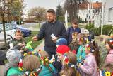 Mieszkaniec Osieka z ulotkami od dzieci z miejscowej szkoły.