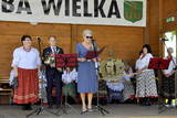 Do uczestników dożynek w Porębie przemawia członkini zarządu powiatu,
