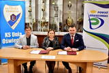 Podpisanie umowy o wsparciu dla oświęcimskiej Unii ze strony Powiatu Oświęcimskiego