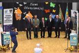 Pamiątkowe zdjęcie uhonorowanych pszczelarzy.