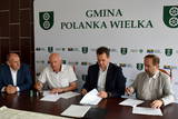 Od lewej: wójt Gminy Polanka Wielka, wykonawca robót, starosta oświęcimski i członek Zarządu Powiatu w Oświęcimiu 