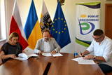 Podpisywanie umowy przez wykonawcę i członków Zarządu Powiatu w Oświęcimiu