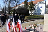 Delegacje przed pomnikiem rotmistrza Pileckiego na terenie uczelni