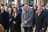 Delegacja Powiatu w pochodzie na Rynku w Oświęcimiu.