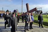 Niosący krzyż na terenie byłego obozu zagłady Birkenau uczestnicy Drogi Krzyżowej.