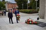 Wiceprzewodniczący Rady Powiatu w Oświęcimiu Piotr Śreniawski i wicestarosta Paweł Kobielusz przy pomniku Nieznanego Żołnierza w Oświęcimiu