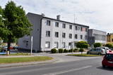 Budynek Urzędu Gminy w Osieku i przylegające doń miejsca postojowe. Z lewej strony wjazd na duży parking.