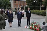 Delegacja Powiatu Oświęcimskiego i Miasta Oświęcim składająca wiązankę kwiatów