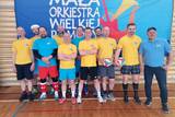 Wspólne zdjęcie zawodników drużyny Przyjaciół Małej Orkiestry Wielkiej Pomocy